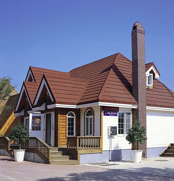 The stone-coated metal roof tiles on the roof are bright red and neatly laid, contrasting with the color of the room.