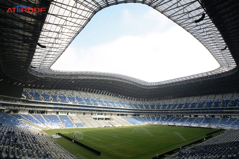 The roof of a large gymnasium uses polycarbonate panels, which look beautiful.